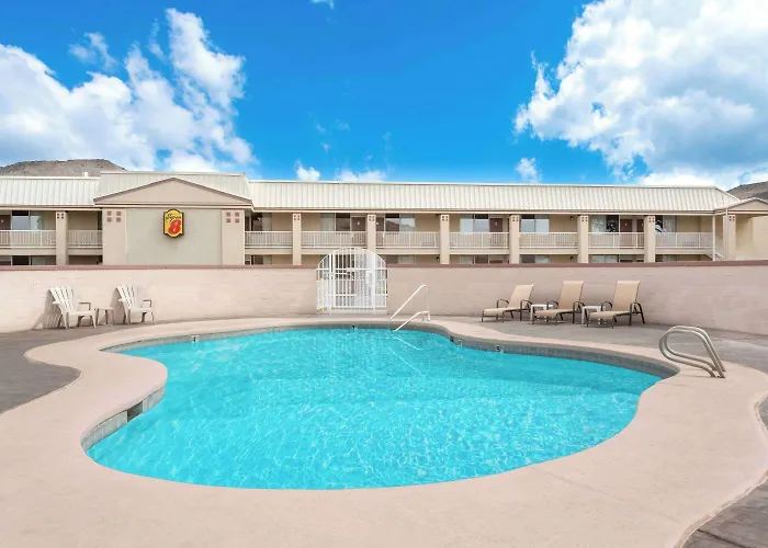 Super 8 By Wyndham Salina/Scenic Hills Area
